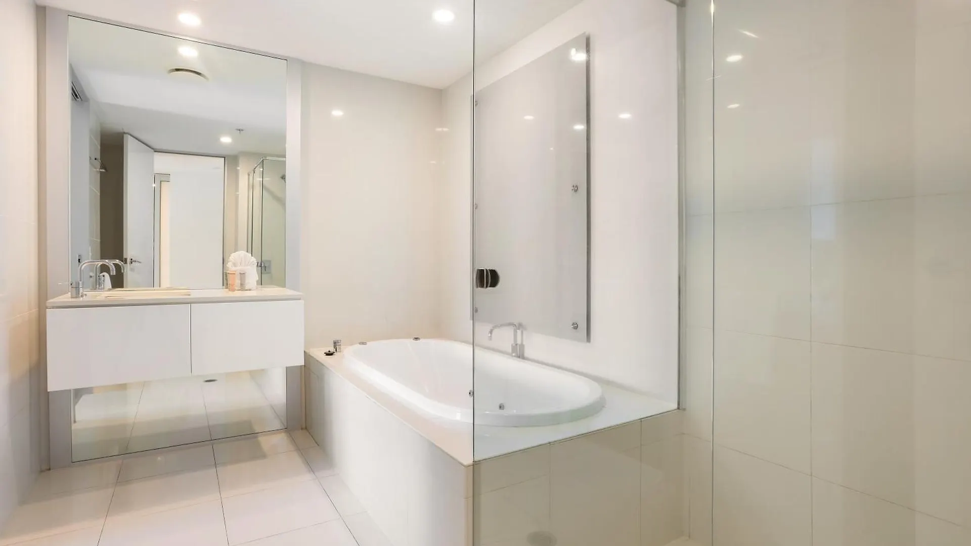 Q Tower Amazing Ocean Views 22Nd Level Heated Pools Sleeps 6 - Optimise Bnb Gold Coast Apartament